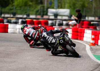 Marco Bezzecchi am Hinterrad von Ducati-Werksfahrer Pecco Bagnaia