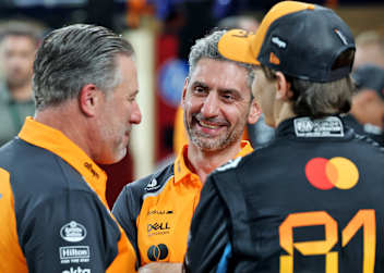 McLaren-Teamchef Andrea Stella (Mitte) mit CEO Zak Brown und Oscar Piastri