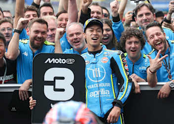 Jetzt auch bei einer MotoGP-Siegerehrung: Platz 3 für Ai Ogura