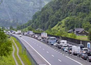 Stau am Gotthard: Schweizer Politiker wollen Transitgebühr für Ausländer