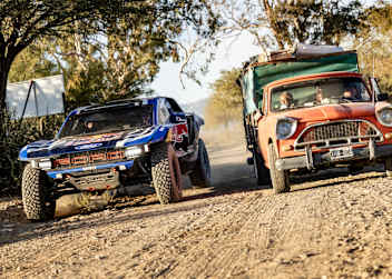 Ford Raptor-Pilot Carlos Sainz im argentinischen Landstraßenverkehr