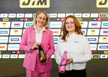 Anna Grubeck (BWT) und Claudia Wagner (DTM-Geschäftsführerin)
