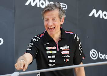 Nahm den Pokal für den Hersteller entgegen: Aprilia-Racing-CEO Rivola