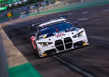 Die Holzem-Zwillinge gewinnen das erste Rennen des ADAC GT Masters