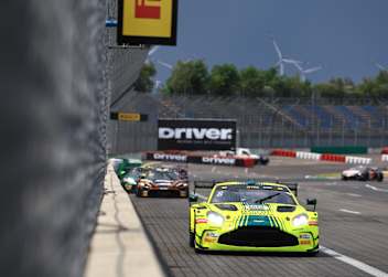 Der Aston Martin wird eingebremst