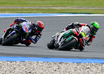 Cal Crutchlow vor Yamaha-Tester Augusto Fernandez