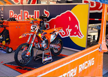 Die Werks-KTM von Eli Tomac bleibt vorerst im Paddock