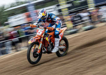 Lucas Coenen gewann den ersten MXGP-Lauf in Kegums