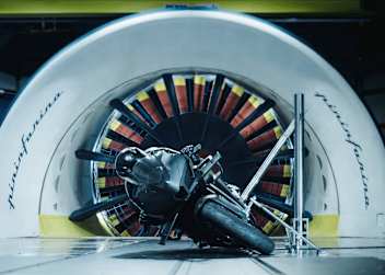Ein Prototyp der CFMoto V4 SR-RR bei Aerodynamiktests im Windkanal