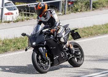Der Prototyp der 790RC fährt in der Verkleidung der 990RC R spazieren