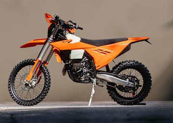 Erwischt: KTM 450 EXC-F mit hinterer Aufhängung mit Umlenkhebelei