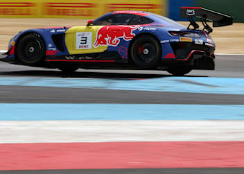 Der Verstappen Racing Mercedes-AMG GT3 fliegt zum Sieg