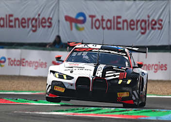 Kelvin van der Linde wirft den WRT BMW auf die Pole-Position
