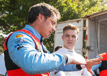 Thierry Neuville und der überraschend in Führung liegende Hayden Paddon