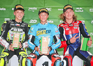 Moto 4 Champion Robin Siegert in der Mitte