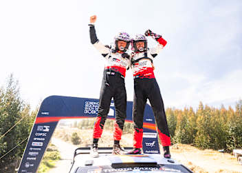 Freuen sich über zweiten Saisonsieg: Oliver Solberg und Elliott Edmondson