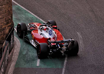 Charles Leclerc vor der Burgmauer