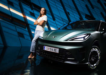 ServusTV-Moderatorin Andrea Schlager mit dem neuen CUPRA Raval.