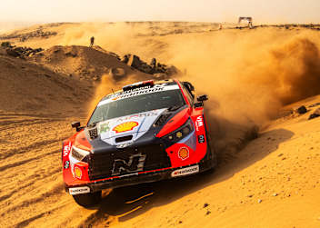 Hyundai-Pilot Adrien Fourmaux im saudi-arabischen Wüstensand 2025