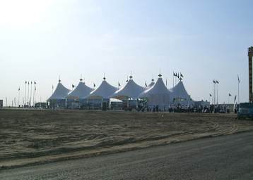 Mitten ins Feld wurde das Zelt für den Besuch der Präsidenten geb