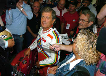 Giacomo Agostini belagert von Presse und Fans