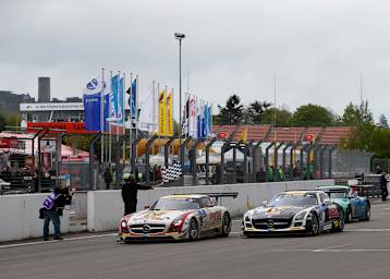 Black Falcon-Mercedes im Ziel