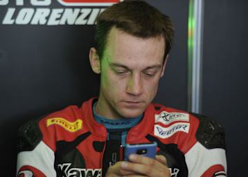 Vladimir Ivanov hält mit dem Handy Kontakt zur Aussenwelt