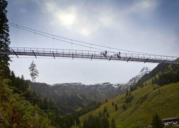 Raga und Lampkin auf der Hängebrücke im «Teufelswasser»