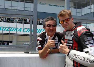 Florian Bauer (li.) holt sich Tipps von Morimot-San