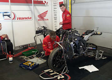 Bislang wird an Linortners Bike (re.) nichts repariert