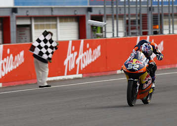Danny Kent bei der Zieldurchfahrt