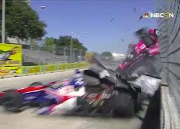 Der Unfall von Takuma Sato (vorne) und Dario Franchitti (oben) in Houston