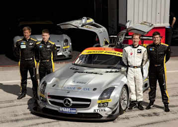 Unser Team mit dem Black Falcon SLS in Dubai