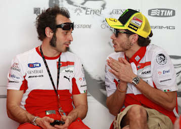 Schon 2011 und 2012 arbeiteten Valentino Rossi (re.) und Vittoriano Guareschi im Ducati-Werksteam eng zusammen