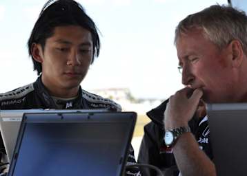 Ho-Pin Tung studiert Daten beim IndyCar-Test