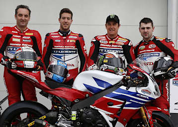 Andrews (Zweiter von links) mit seinen Teamkollegen