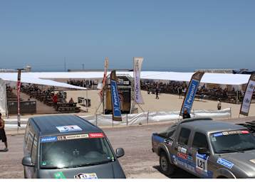 Das Cateringzelt ist der Treffpunkt für alle im Dakar-Tross 