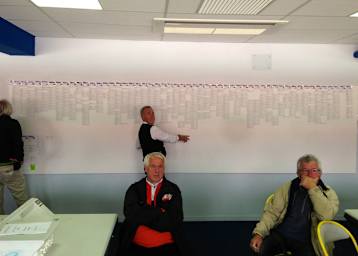 Kollege Pugmeister vor der allwissenden Infotafel