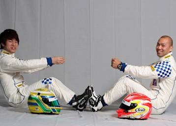 Kimiya Sato (links) albert mit seinem Landsmann Yoshitaka Kuroda herum