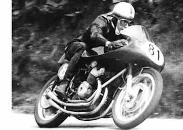 John Surtees erkundet auf MV Agusta die Insel Man
