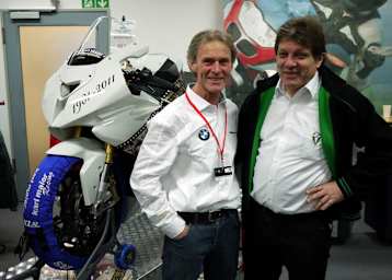 Karl Maier (Mitte) verdient sein Geld als BMW-Händler