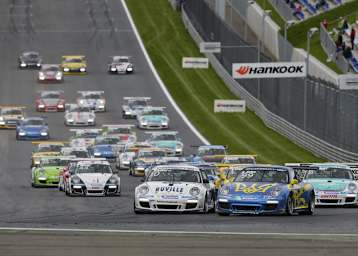 Estre setzt sich auf der Aussenbahn gegen Siedler durch