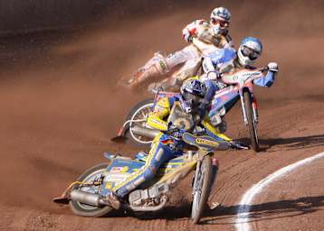 Marcel Helfer vor Michael Hadek und Patrik Nagy