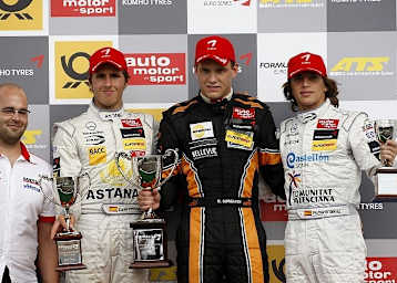 Podium nach Rennen zwei.