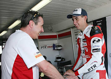 Matt Davies (re.) will viel von seinem Teamchef lernen