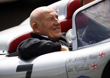 Sir Stirling Moss in einem alten Silberpfeil