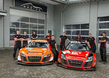 Das Team von MS Racing mit den beiden R8