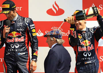 Podestbesucher Sir Jackie Stewart mit Webber und Vettel