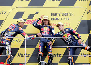 Silverstone-Podest nach Lauf 1: Karel Hanika freut über Saisonsieg Nr. 7, Marcos Ramirez (li.) und Diego Pérez beglückwünschen sich