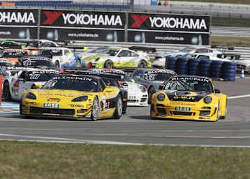 40 Autos von 13 Herstellern in der ersten Kurve in Oschersleben